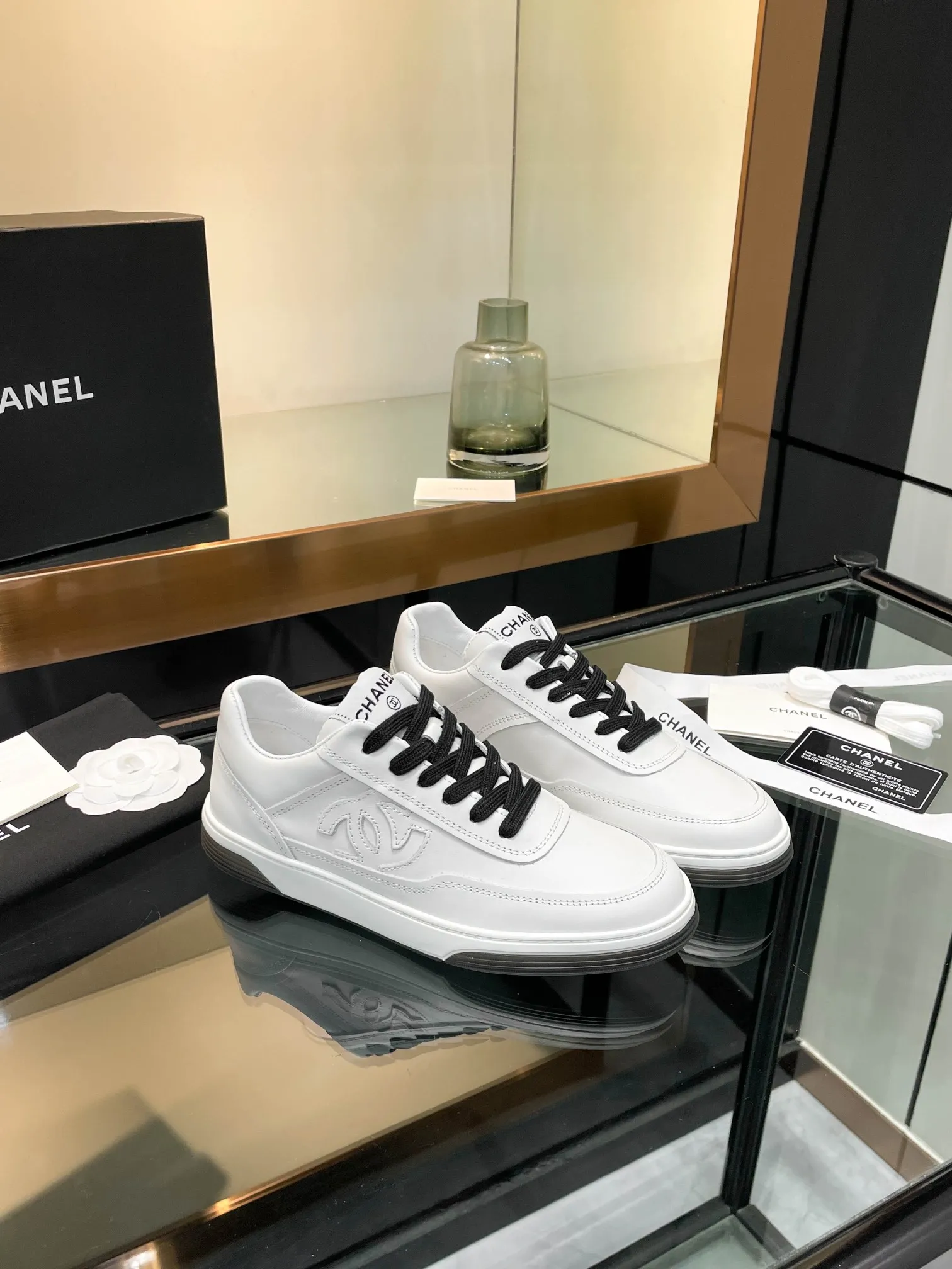 👟👟Ex-factory price 520👟👟Chanel Chanel 25SF latest model full leather panda color white shoes casual sports shoes skateboard shoes original purchase and development production Xiaoxiang C Home Another super popular item in the counter, loved by Internet celebrity bloggers and sisters, and various praises on social platforms. It is very popular, has a high texture, is breathable and super spring and summer. Seeing this issue always arouses the inner desire of girls for fashion. The latest suede material, classic black and white color, full of fashionable feeling on the feet, easy to care for. Fabric: Original customized imported cowhide material. Lining: Customized soft sheepskin lining. Sole: Original molded TPU non-slip outsole. Bottom thickness: 2.5CM. Size: Women's size 35-40 (custom-made sizes 40 are non-refundable)